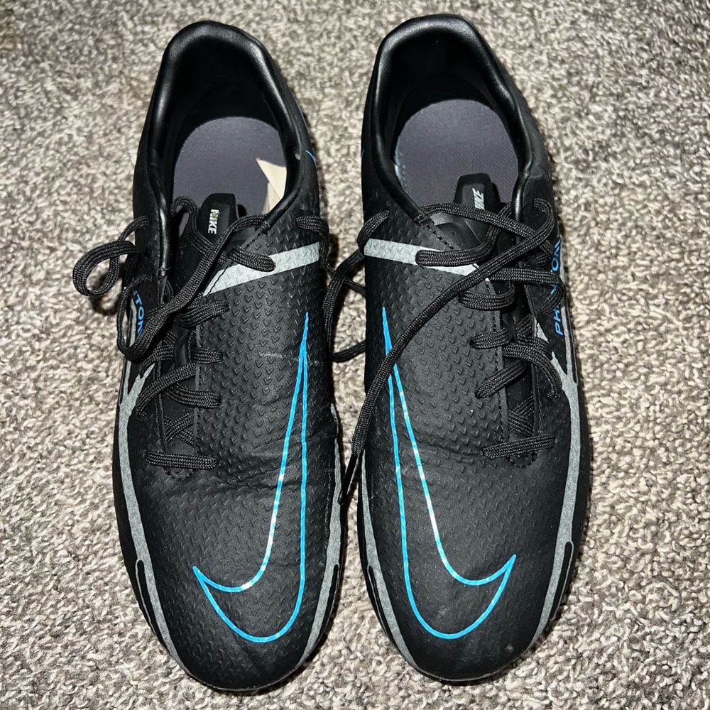 Nike soccer cleats size 7 gently used